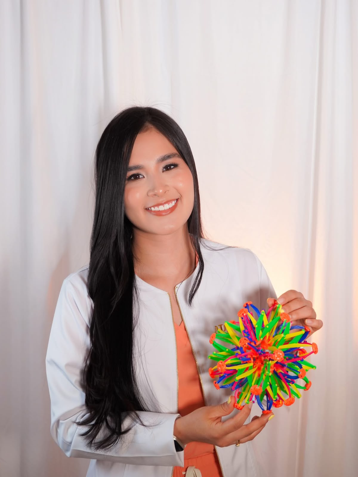 Vanessa con material lúdico para acompañamiento psicológico